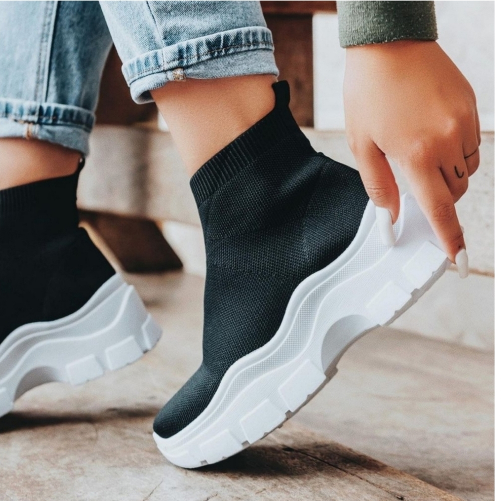 𝙇𝙖𝙨𝙩 8 & 10 🖤Platform Strechy Sneaker -BLK